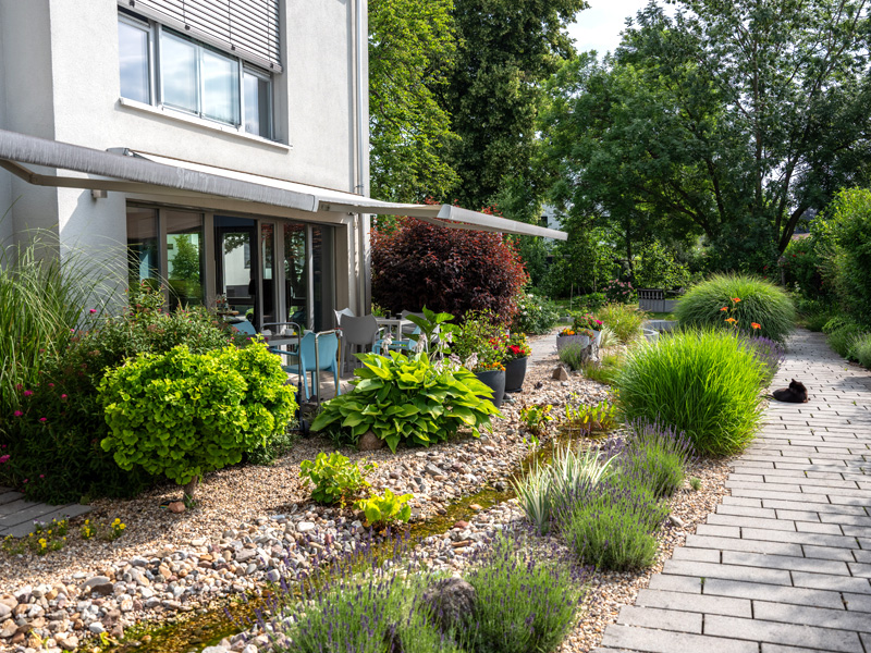Großer Garten mit Wasserlauf